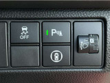 パーキングセンサーや横滑りを防ぐVSA等のスイッチ類は運転席の右側、手の届きやすい位置にあります。