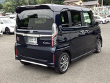 狭い駐車場でも、スライドドアならチャイルドシートへのお子さまの乗降や荷物の積載もスムーズ。とても便利な【助手席側。電動スライドドア】ドアハンドを少し引くだけでリアドアが自動開閉します。