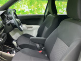 前席は身体を支える背もたれと座面を備え、運転席側からの視界も広く感じられる室内です。落ち着いた配色で、通勤やお出かけなど幅広い場面にお使いいただけます。