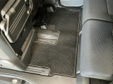 しっかりと汚れ、砂ぼこりを落とし足元まで清潔な車内空間を作り上げております♪