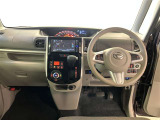 運転席は見やすく整理され、ナビも美しく装着され操作性にも優れています!