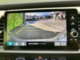 後方の映像に加えて黄色いガイドラインが表示され、駐車時に周囲との距離を確認しやすい画面です。車庫入れや狭い場所での駐車をサポートし、後退時の目視確認にも役立ちます。
