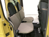 後席はワークスタイルに合わせて作業空間をアレンジします。左右分割で収納でき、段差のないフラットな荷室スペースを作り出すシートです。