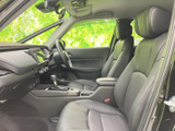 シートに腰掛けると前方を見渡しやすく、運転席まわりも手の届きやすい配置です。落ち着いた色合いの室内で、日々の移動を快適にお過ごしいただけます。