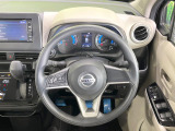 インテリアに合わせたデザインのステアリングは、運転される方のことも考え、運転しやすい形状、大きさです。是非一度、実際に触ってお確かめください。
