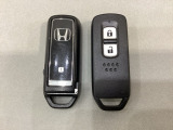 スマートキーを装備しています。鍵を差し込むことなくドアロックの開け閉めと、スタートボタン操作でのエンジンスタートができます。スペアキーも同じものを用意しております。