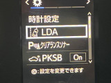 【車線逸脱警報】道路上の白(黄)線を認識し、意図せず走行中の車線からはみ出しそうになった時、メーター内の警告灯とブザーで注意喚起してくれる安心・安全機能です♪