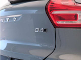 【B4 AWD】北欧の独創性と都会的な雰囲気を纏う、コンパクト・シティSUV XC40。高い走行安定性とトラクション性能を発揮するAWD機構を採用したB4です。