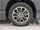 アルミホイールを装備、タイヤサイズは205/60R16です。