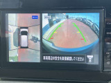 アラウンドビューモニターまるで車を真上から映したような映像で、前後左右の感覚が分かります♪車庫入れや駐車時に大活躍の機能です。