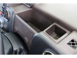 運転席まわりには使い勝手の良い収納が備わっています。大きめのアッパートレイと小物入れの小さめトレイ、トレイ前には他ではあまり見ないポストカードホルダーが装備されています。