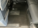 しっかりと汚れ、砂ぼこりを落とし足元まで清潔な車内空間を作り上げております♪