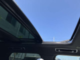 スライディングパノラミックルーフ装備。昼間は心地良い日の光を、夜は満天の星空をご覧いただけます。