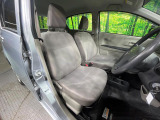 運転席まわりには十分なスペースがあり、大柄な方でもゆったり運転していただける環境です。