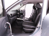 厚みがあって、座り心地のいいソファのようなシート。運転席も助手席もリラックスしてゆったりと座れます。