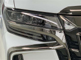 明るく省電力なLEDヘッドライト、印象的なデザインが輝きを放ちます。