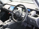 ◆視界広々で非常に運転しやすくロングドライブでも疲れを感じさせないすっきりとまとまったインパネ周りです。