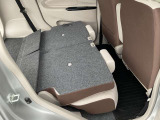 リヤシートは簡単に格納できますので、急に荷物が増えても収納楽々です。