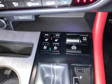 運転席&助手席には、冬はシートヒーター、夏はベンチレーションシステムが備わっており、快適にドライブしていただけます。