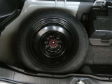 近年、パンク修理キット装着車が増えておりますが、タイヤ側面の損傷やタイヤがホイールから外れた場合はやっぱりスペアタイヤが安心です。