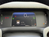 中央の画面に速度やシフト位置などが表示され、運転に必要な情報をひと目で確認しやすいレイアウトです。表示がまとまっているため、日常の運転時にも確認がスムーズです。