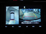 パノラミックビューモニター装備!車両を上から見たような映像をディスプレイに表示。運転席からの目視だけでは見えにくい車両周辺の状況を、リアルタイムでしっかり確認できます。