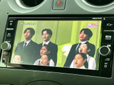 テレビ番組を画面で視聴でき、停車中の待ち時間も車内で過ごしやすくなります。画面に映像が表示されるため、休憩や乗車前後のひとときにお楽しみいただけます。