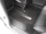 ◆スーパースライドシート◆助手席を後ろへスライドすれば運転席後に座るお子様のお世話を楽に。前にスライドすれば後席にお子様を座らせた後にそのまま運転席に。大きく動く助手席で空間を自在に変化!