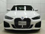 一目でBMWと解る存在感。象徴的なキドニーグリルを中心にシャープなヘッドライトと力強い表情が融合。スポーティーさとエレガンスを兼ね備えたBMWならではのフロントフェイスです。