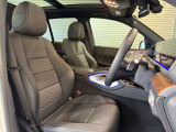 メルセデスのシートは、少し硬めに出来ておりますので、長時間の運転でも疲れにくく、安全にドライビングをお楽しみ頂けます