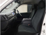 運転席助手席はゆとりがあります★ 足元も大変広々しております。