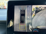 車両後方の映像に加え、周囲を上から見たような表示も確認できます。駐車時に後方や車体周辺の状況を把握しやすく、目視と合わせた安全確認に役立ちます。