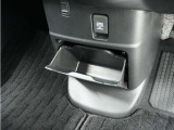 ◆センターロアボックス◆インパネ中央の下部には、ごみ箱としても使用する事ができるセンターロアボックスを装備しております。