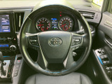 握りやすいステアリングは、運転操作をスムーズにします。オーディオやハンズフリー通話など、便利な機能も搭載。快適なドライビングを。