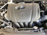 24Vマイルドハイブリッドで爽快な走りを実現する「e-SKYACTIV-G 2.0」。高効率エンジンと電動化技術の組み合わせにより、燃費性能とアイドリングストップ機能をさらに向上させました。