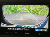 後方の映像にガイド線が表示され、駐車時に車両と周囲の位置関係を確認する目安になります。見通しにくい後退操作をサポートし、停車位置を確かめたい場面で役立ちます。