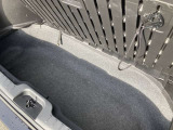トランク下小物入れがあります。