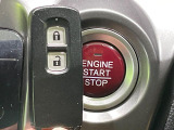 【Hondaスマートキー】カバンやポケットに入れたままでもドアの施錠・解錠が可能なスマートキーを装備。エンジンのオン・オフ時もカギを取り出す必要が無いからとっても便利です♪