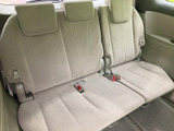 三人掛けのシートにそれぞれヘッドレストを備え、後方に座る方にも配慮された空間です。明るい内装色で、家族や友人との移動にも活用できます。