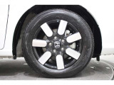 純正のアルミホイールが足元を飾ります!タイヤサイズは185/65R15です。