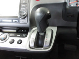 インパネシフトだから視線の移動も少なく足元もスッキリ。運転席もゆったりしているのでゆとりを持ってドライブできますね。