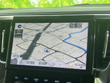 地図上に現在地や周辺道路が表示され、目的地までのルート確認に役立ちます。画面内の情報を見ながら行き先を設定でき、初めての場所へのお出かけにも便利です。