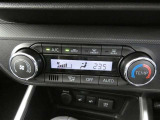 フロントオートエアコン装備ですので常にお好みの温度に調整ができ車内を快適な空間に保ってくれます。