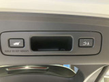 パワーテールゲートだから荷物を抱えていても楽に開け閉めできます。予約クローズボタンを押して車から離れるだけで、クローズもできます。