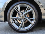 Audi純正18インチアルミホイールを装着。225/40R18のタイヤとともに、S lineらしいスポーティで引き締まった足元を演出しています。