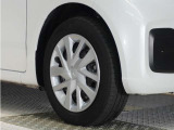 ◆純正ホイール装着車◆シンプルなデザインのホイールキャップ付きです。