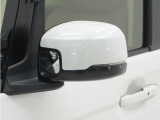 ◆ドアミラーウインカー◆ドアミラーにウインカーを装備しています。対向車に自身の進行方向を合図し安全に運転できます。