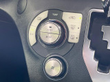 【オートエアコン】一度お好みの温度に設定すれば、車内の温度を検知し風量や温度を自動で調整。暑い&hellip;寒い&hellip;と何度もスイッチ操作をする必要はありません。快適な車内空間には必須の機能ですね♪