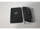 「スマートキー」。キーをポケットやバックに入れたまま車のドアの解錠・施錠、エンジンのON/OFFが行えるます。