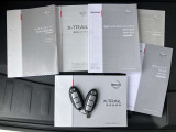 各取り扱い説明書、整備手帳、スマートキー2本つきです。